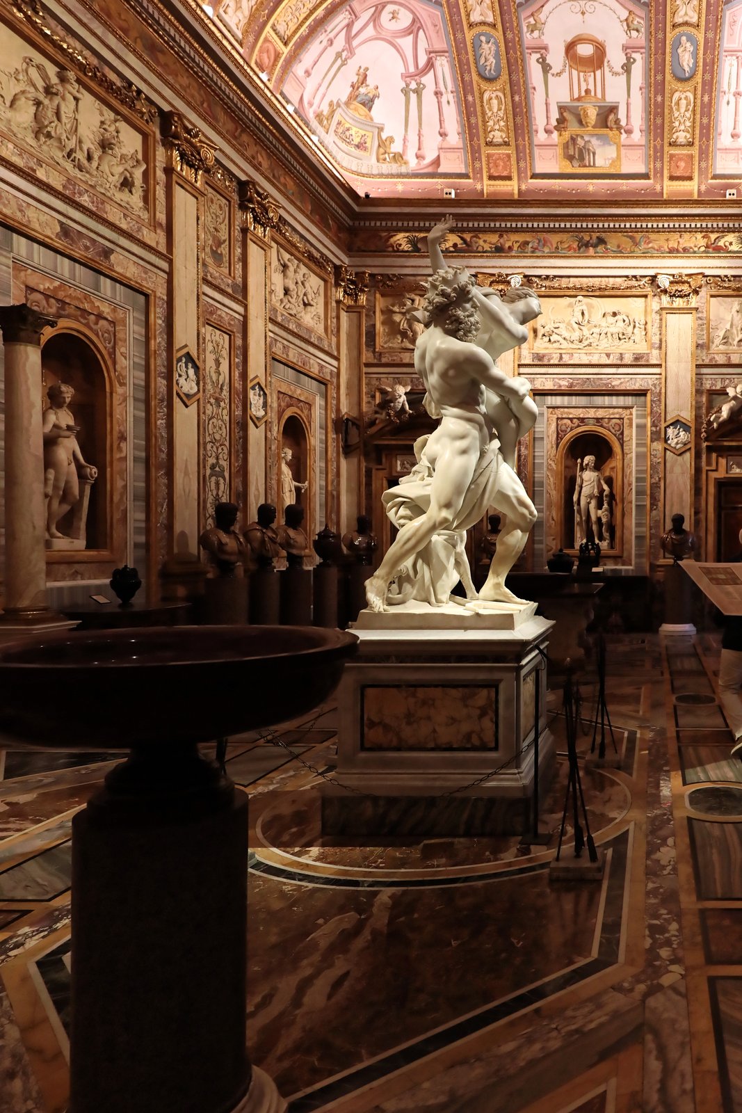 Barocke Marmorgruppe mit dramatisch bewegten, ineinander verschlungenen Figuren