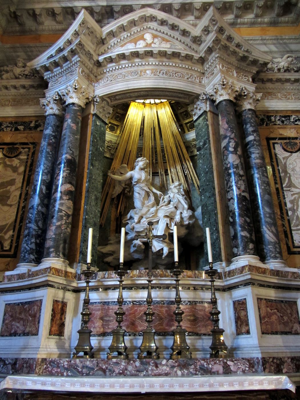 Berninis Verzückung der heiligen Teresa – Skulptur, Hauptansicht