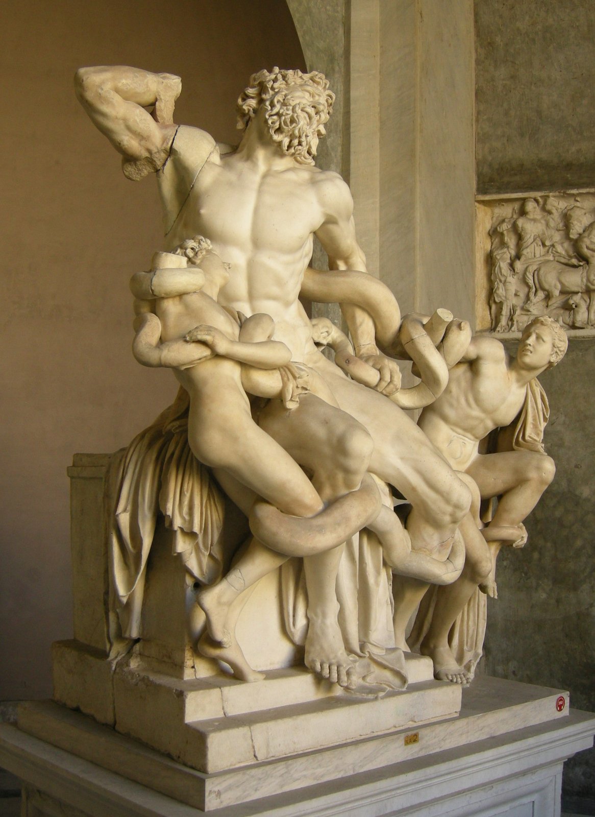 Marmorgruppe eines Vaters mit zwei Soehnen im Kampf gegen sich windende Seeschlangen