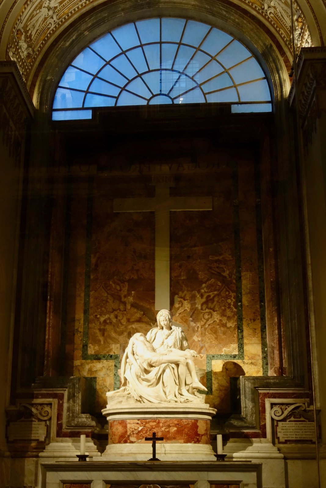 Marmorgruppe einer jungen Mutter mit dem Leichnam ihres Sohnes auf dem Schoss